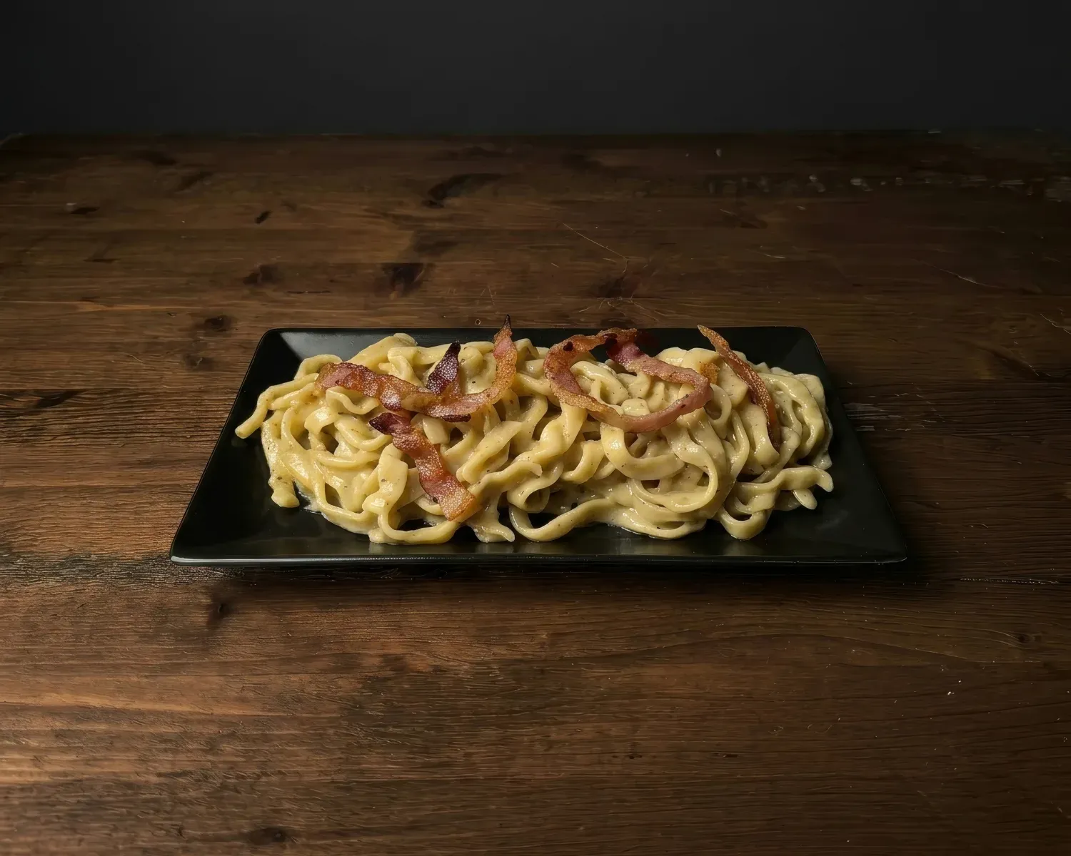 Tagliatelle/gnocchi con guanciale e tartufo nero