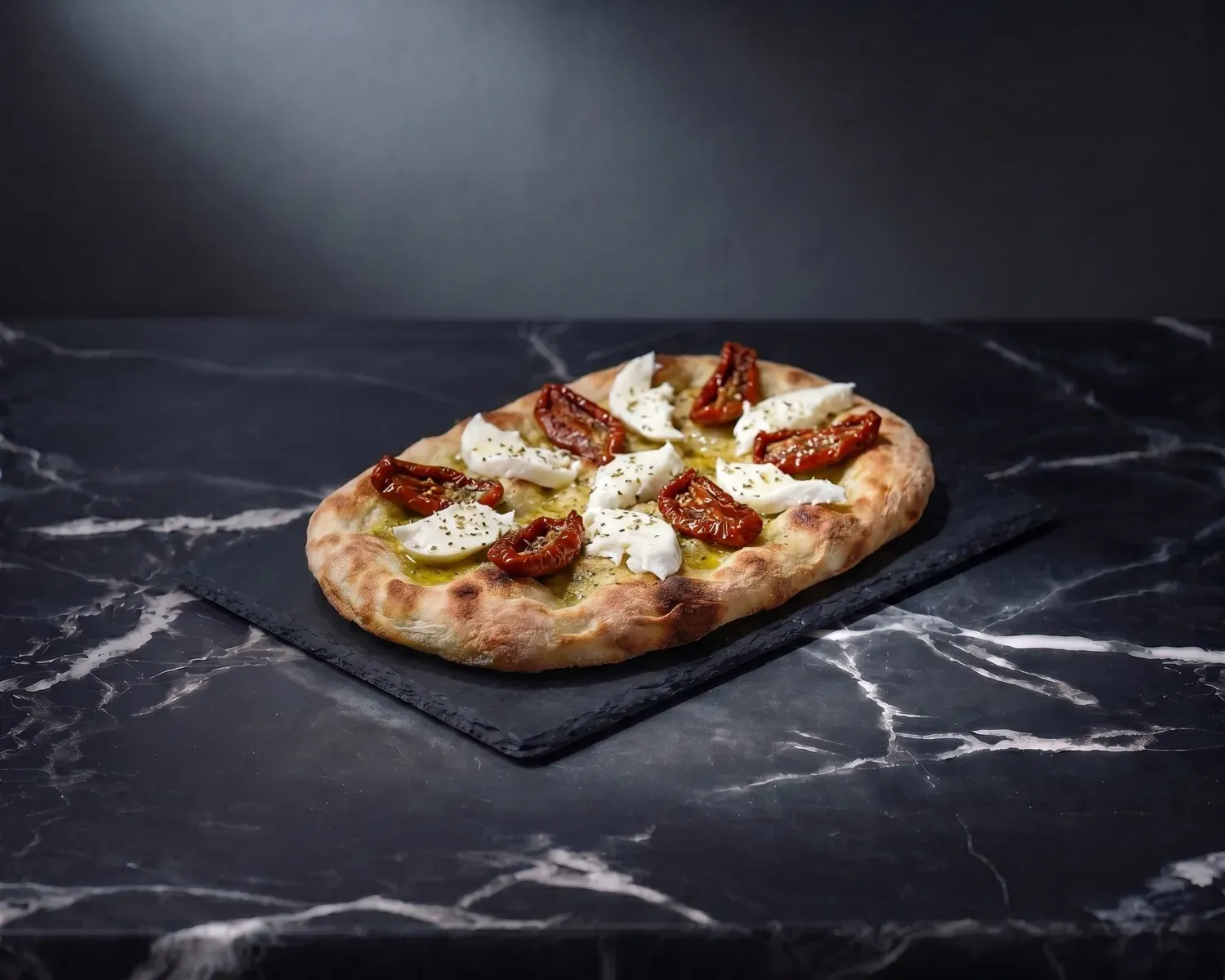 Pinsa Pomodori Secchi e Mozzarella